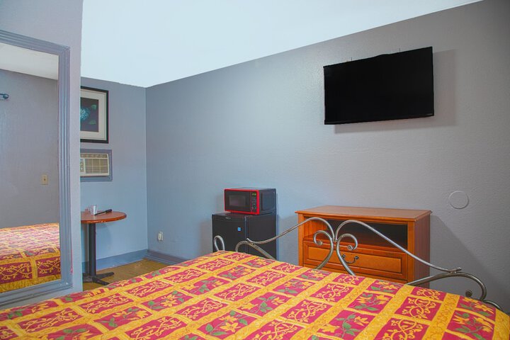 1 Queen Bed (5 of 8)