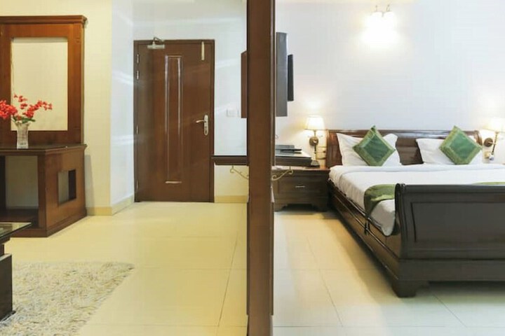 Room 8 of 10