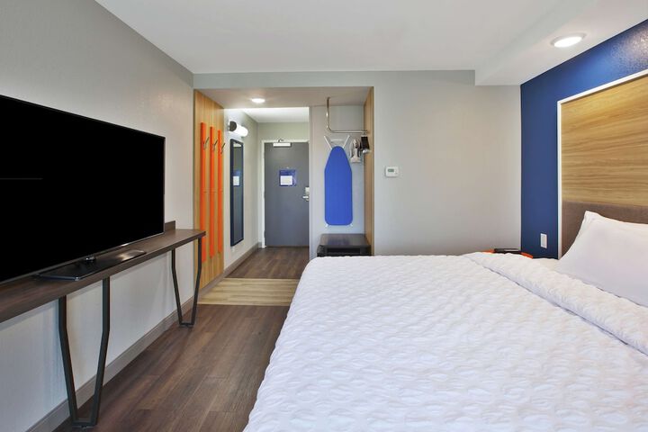 1 King Bed (12 of 14)