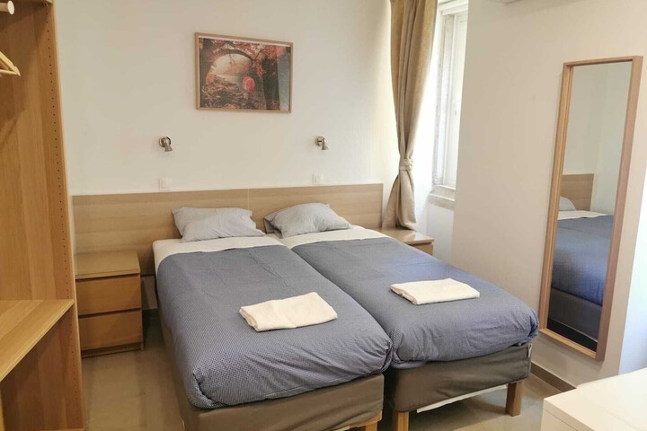 Room 5 of 76