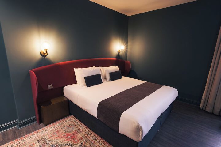 Room 4 of 18