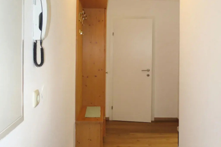 Room 5 of 12