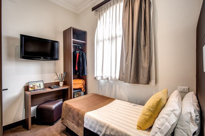 Room 52 of 147