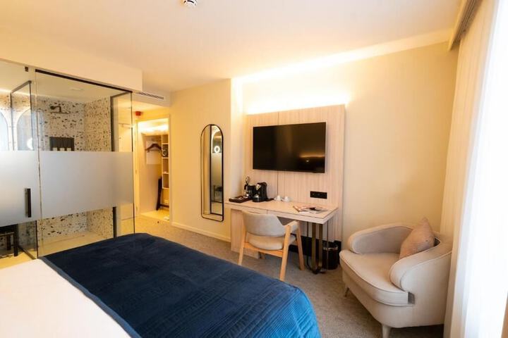 Room 15 of 152
