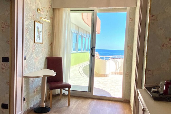 Room 6 of 48