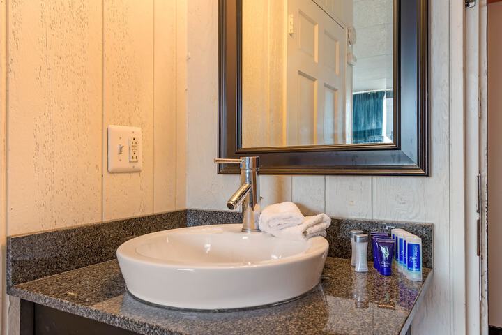 Classic 2 Double Beds Private Bathroom (9 of 13)