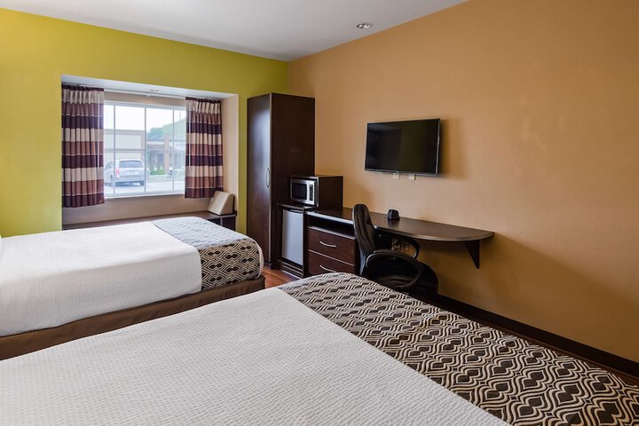 1 Queen Bed Flat Screen Television Microwave and Refrigerator High Speed Internet Accessible Full Breakfast (15 of 17)