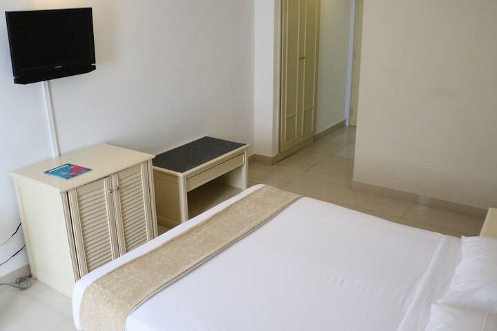 Room 3 of 40