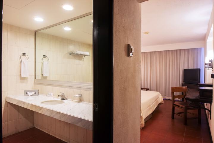 Room 33 of 62