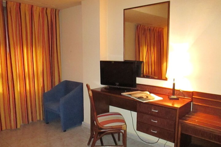 Room 15 of 37