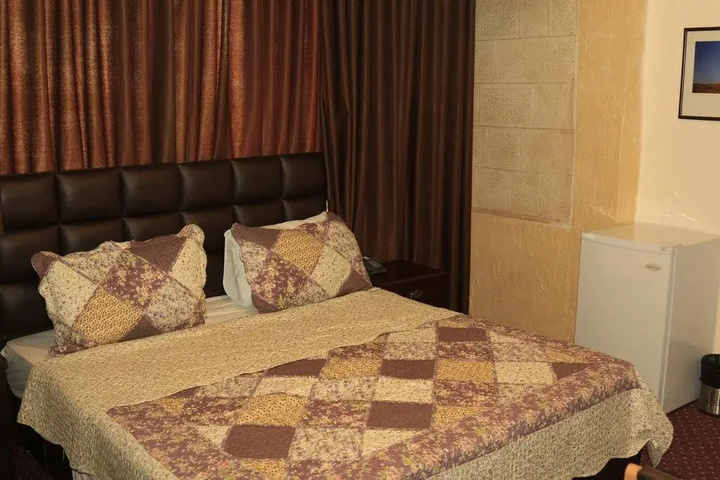 Room 6 of 18