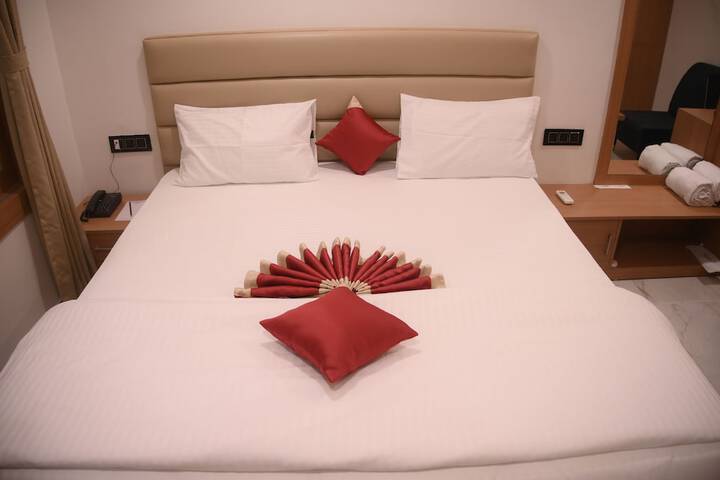 Room 10 of 28