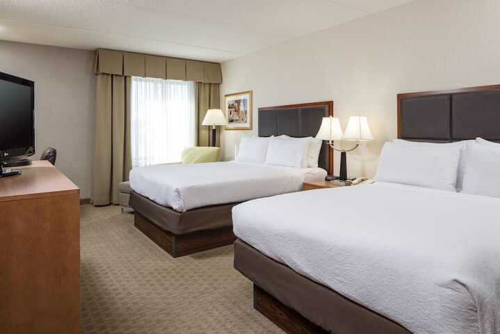 2 Queen Beds (7 of 8)
