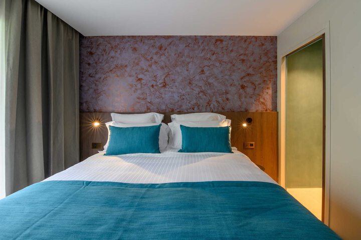 Room 8 of 33