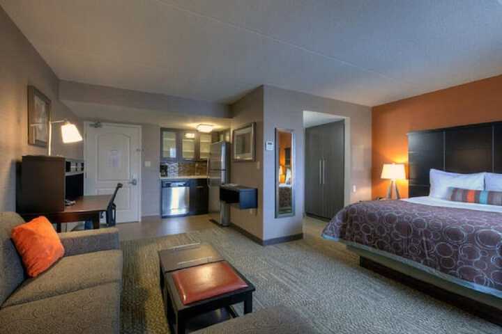 1 Queen Studio Suite Full Kitchen Single Sofa Bed (21 of 28)