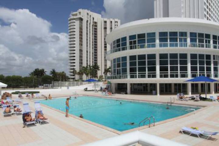 Soleil Apartments in Miami Beach, FL