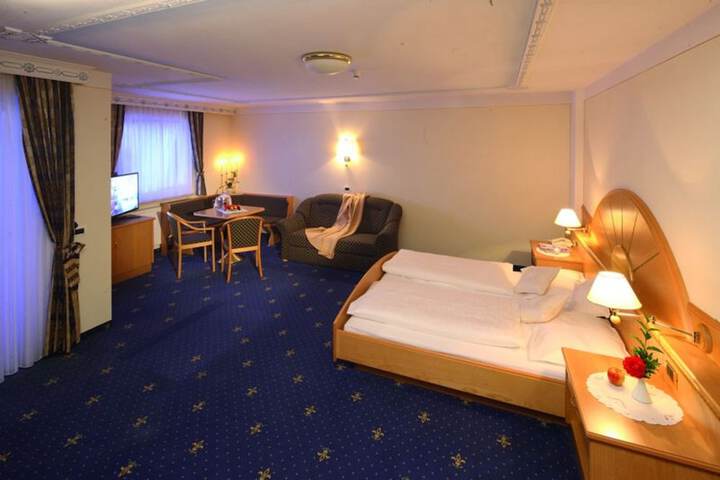 Room 10 of 102