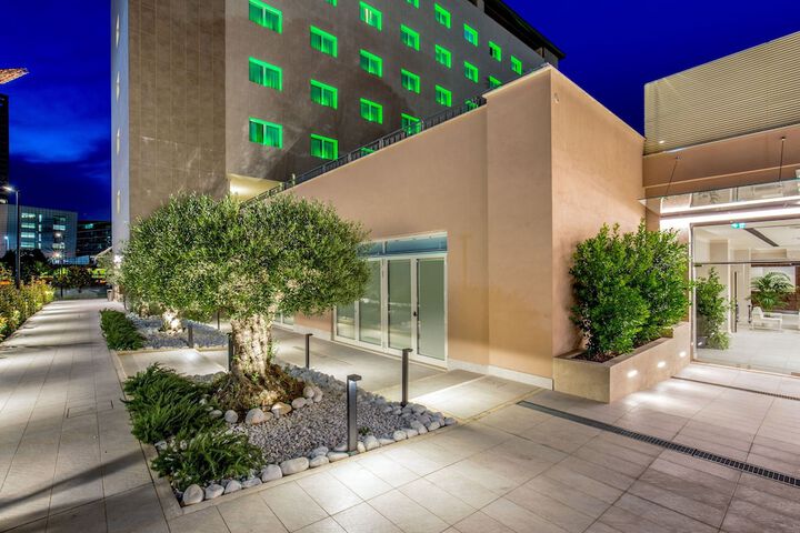 Hotel Exterior 104 of 135