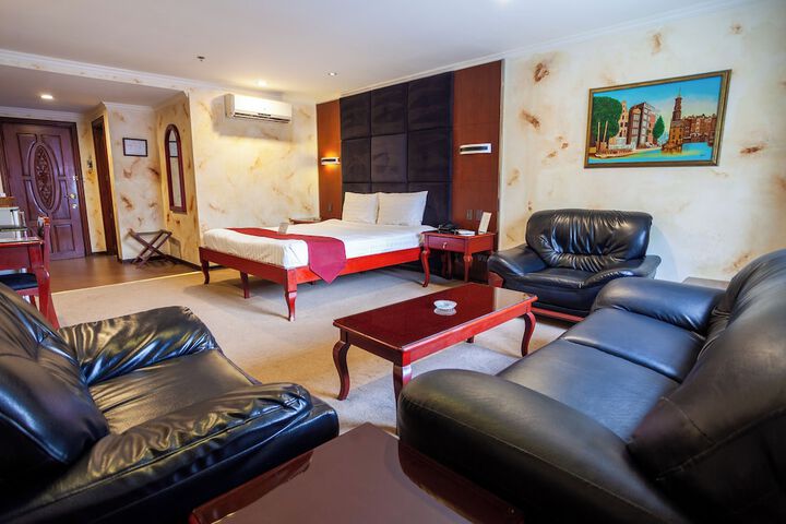Room 10 of 38
