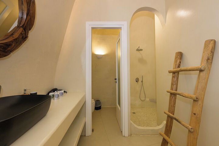 Room 25 of 102