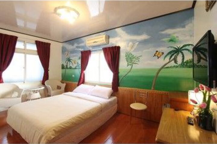 Room 6 of 16