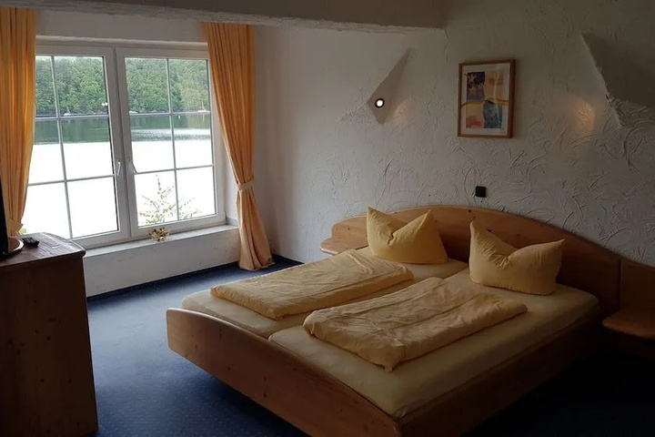 Room 5 of 8