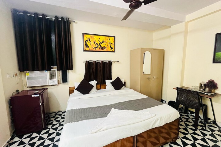 Room 4 of 9