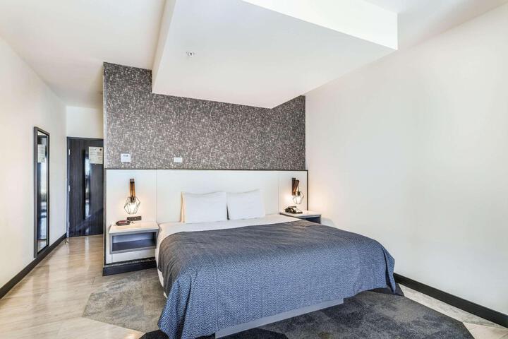 1 King Bed Kitchenette Accessible (13 of 15)