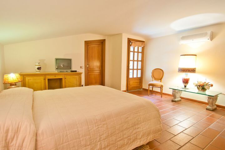 Room 3 of 94