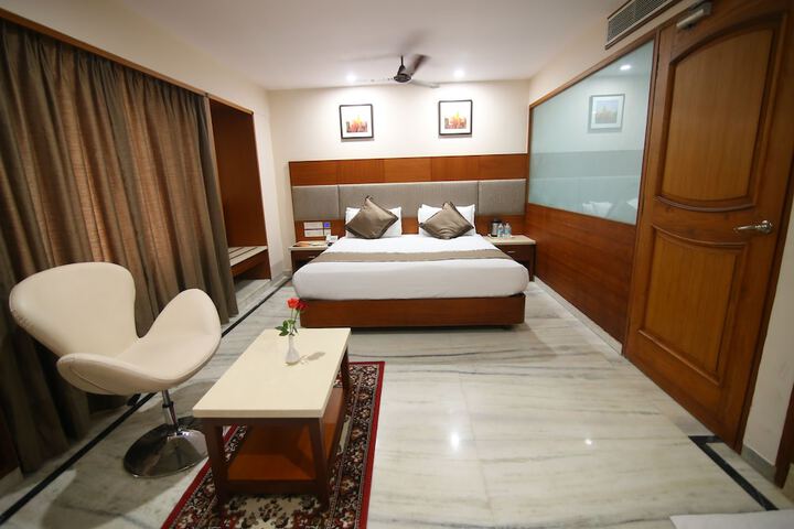 Room 8 of 12