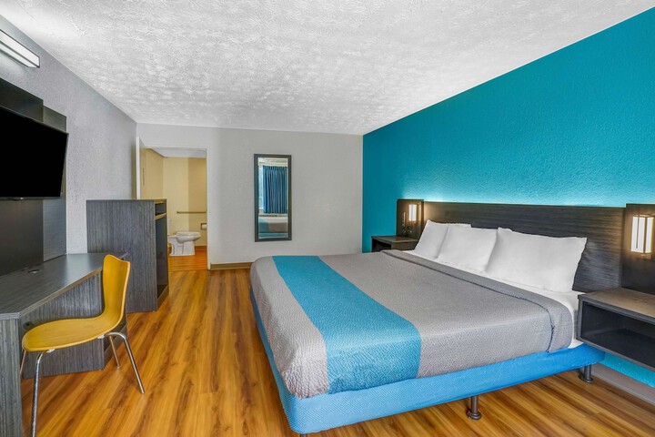 Room 11 of 28