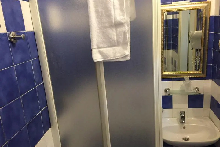 Room 9 of 20