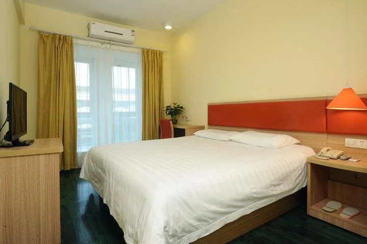 Room 7 of 12