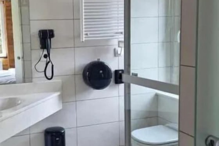 Room 10 of 21