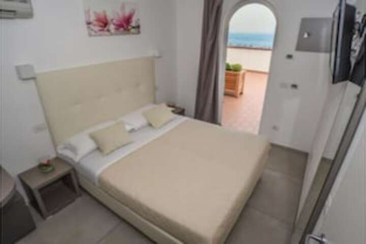 Room 6 of 63