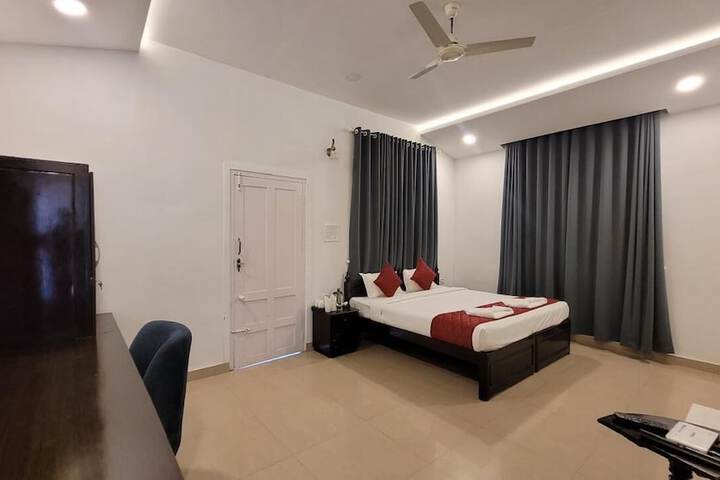 Room 2 of 10