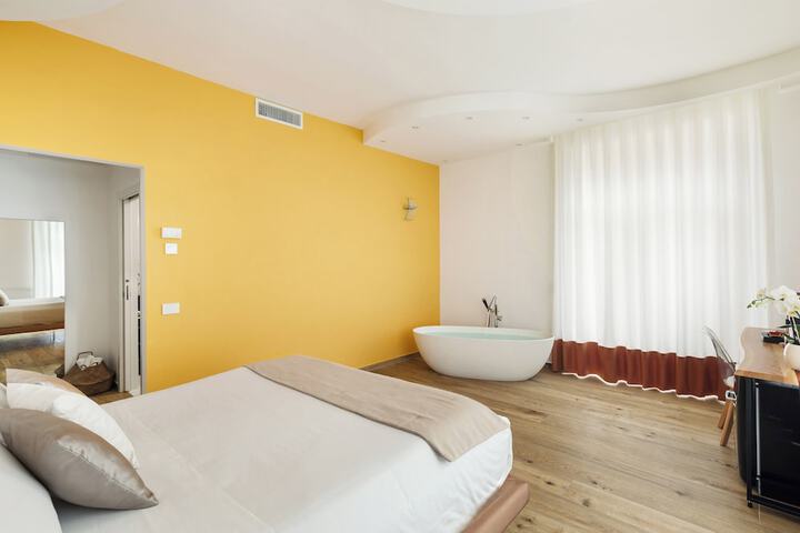 Room 25 of 77