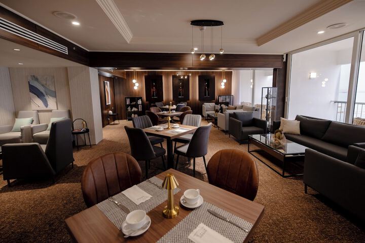 Lounge 64 of 79
