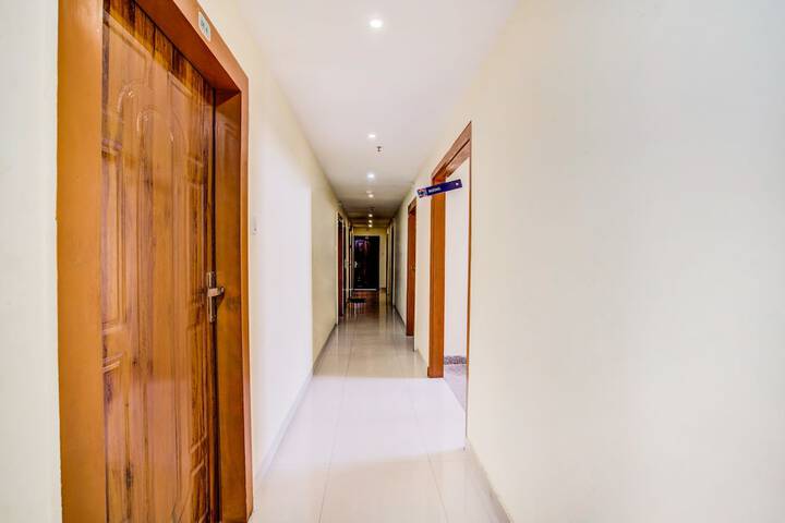 FABHOTEL CHIROM PALACE