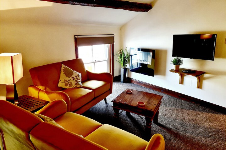 Lounge 24 of 26