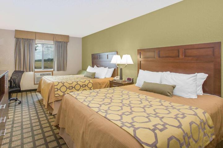 2 Queen Beds (1 of 9)