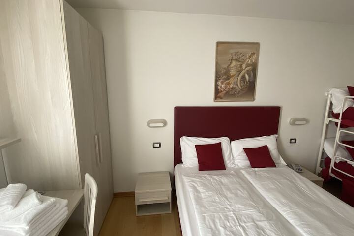 Room 30 of 148