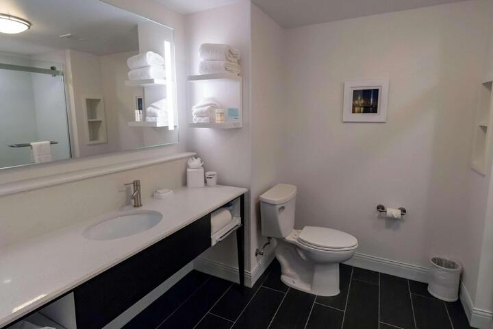 2 Queen Beds Mobility Accessible Roll in Shower Nonsmk (3 of 9)