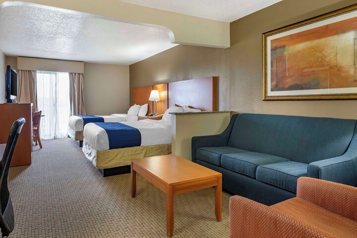 Suite King Bed Accessible (17 of 17)