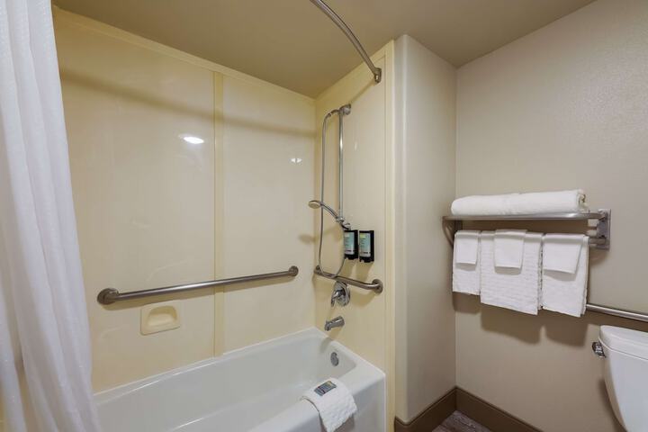 2 Queen Beds Microwave and Refrigerator Work Desk WiFi Full Breakfast (4 of 10)
