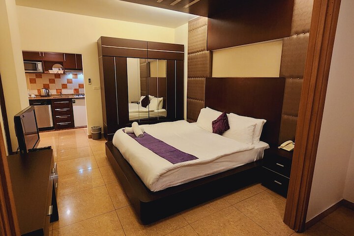 Room 18 of 28