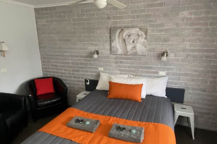 Room 4 of 16