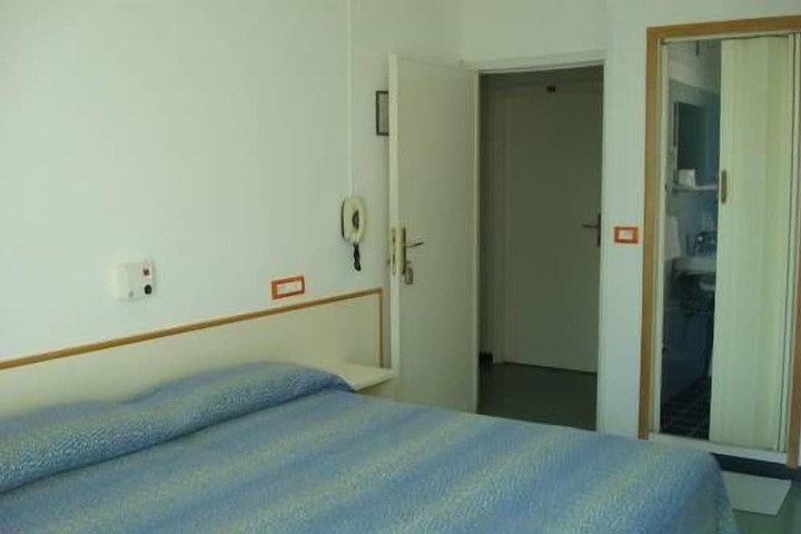 Room 7 of 70