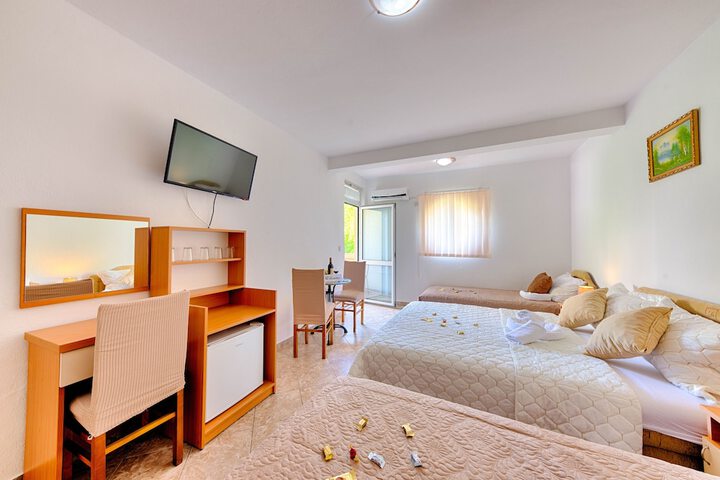 Room 10 of 28
