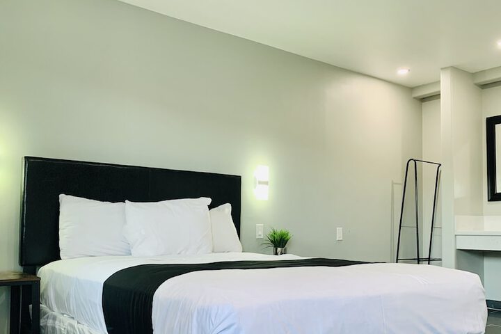 1 Queen Bed (33 of 49)
